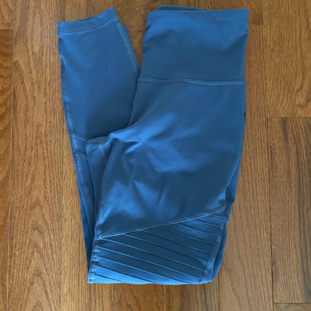 Pale blue old navy elevate leggings, mesh and design on thigh